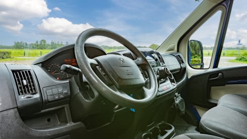Ollie – Comfortable, attractive 2 person bus camper