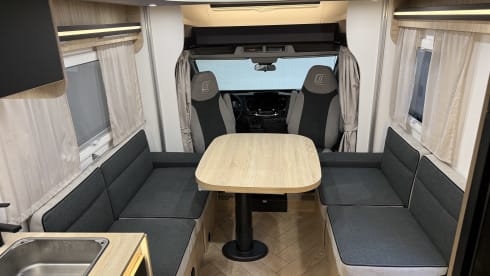 Challenger 380 – 4p Challenger semi-integrated from 2025