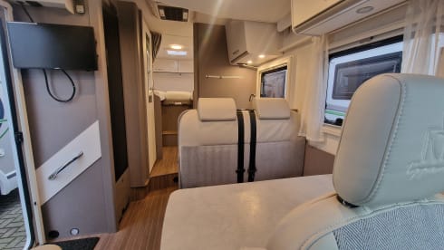 Luxe Etrusco Automaat met enkele bedden/hefbed ,grote garage