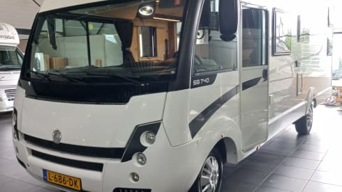 Premium integrated 5-person camper with bunk and lifting bed