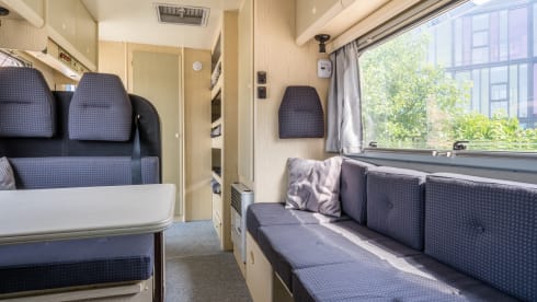 Cozy 8-pers. with 5 fixed berths.