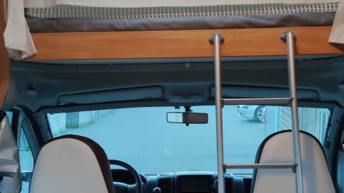 Adriaatje – 6p Adria alcove camper from 2008 The ideal family camper