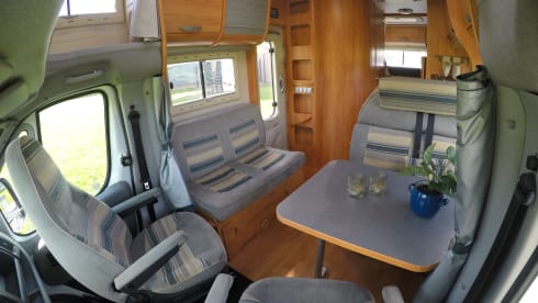 Gezellige en complete – 5-person Adria Mobil alcove > (electric) bicycles inside the garage