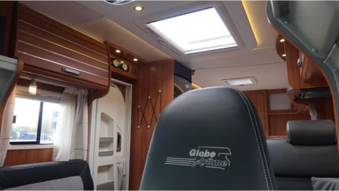 Globe-Drôme – 2 person semi-integrated Dethleffs camper 