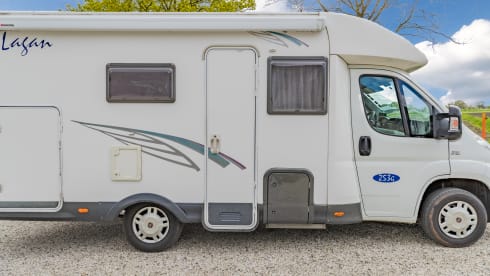 Neat 3-person camper, XXL garage, reversing camera, air conditioning