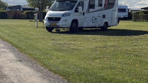 Ein voll ausgestatteter Camper für wunderschöne Campingferien.