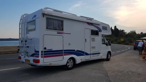 Fendt 660 dbh – 6 person camper with XXL Garage, spacious and fully equipped