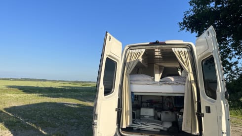 Albatros – The ultimate off-grid camper van: indoor shower, electric cooking and more