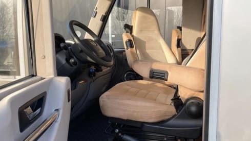 4p Hymer B 674 SL integrated from 2009 including length beds and fold-down bed