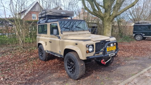 Boelo – Defender 90 300 TDI with roof tent and awning