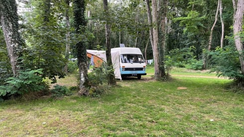 2p Volkswagen campervan uit 1977