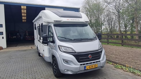 670dc – Very luxurious camper with free-standing bed and plenty of seating space