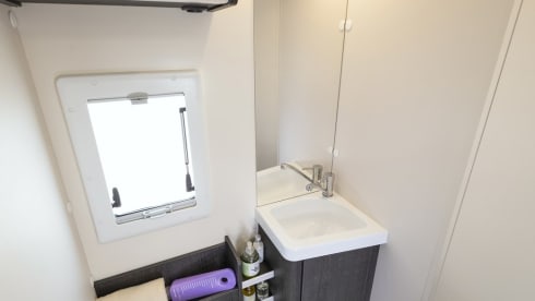 Bavarian Camper 4 – Teilintegrierter für 5 Personen mit Automatik