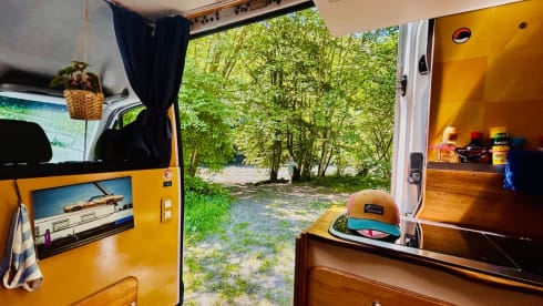 Gustav 🚐🏕️ – Vintage off-grid Sprinter campervan