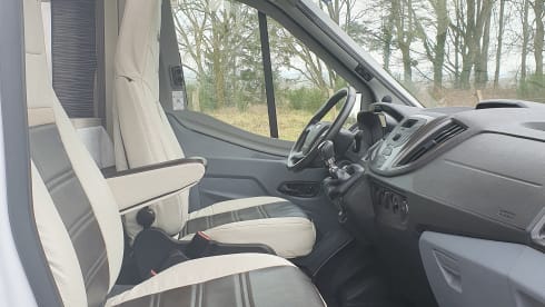 Mariette – Enjoy our luxury Benimar 442