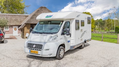 Neat 3-person camper, XXL garage, reversing camera, air conditioning