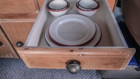 Selma – Unique army bus and off grid camper