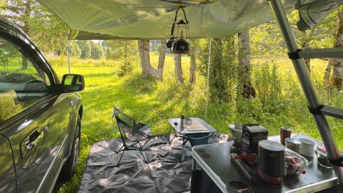 Adventurous 4x4 with roof tent (2P)