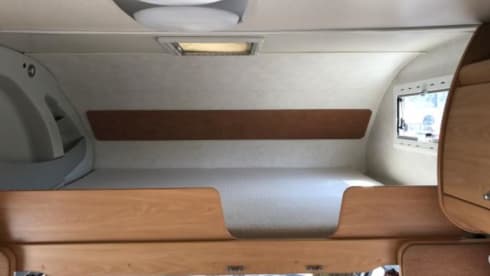 Keurig nette en ruime 6-persoons Chausson uit 2006 met Ford onderstel. 