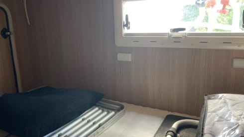 Nice, spacious alcove family camper with lots of light!