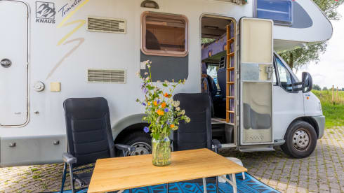 Knaussie – Wonderful compact alcove camper with 4 sleeping places