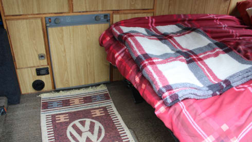 Poppy – VOLKSWAGEN T25 RETRO 1980'S 4 BERTH CAMPER, DIESEL HEATING, OFF GRID.