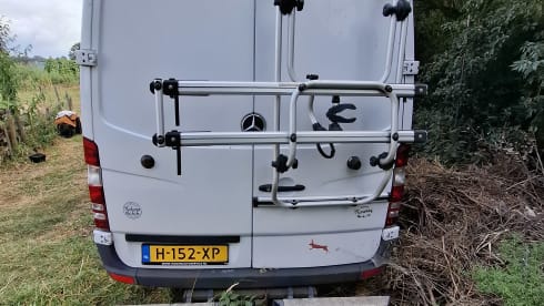 Zweisitziger Mercedes-Benz Off-Grid-Bus aus dem Jahr 2012