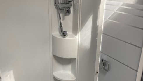 King IV – New and luxurious 5-person alcove camper