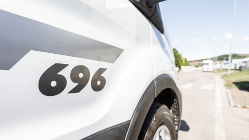 Cruz – Motorhome – Sleeps 5 – Travels 5