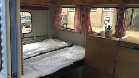Feel good trip in retro Citroen HY - ultimate relaxation with character