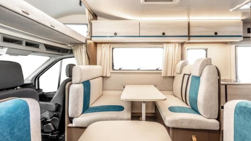 Family – Brand new 7-person alcove camper with bunk beds