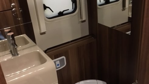 Very complete luxury mobile home ready for flexible travel.