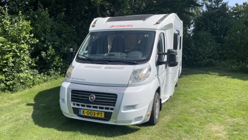 3p. Compact, complete and comfortable Sunroof Dethleffs semi-integrated.