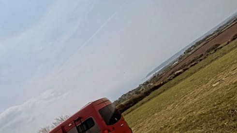 Big Red – 3-persoons Mercedes-Benz (Off Grid Solar) Birmingham-Oxford