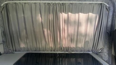 Freedom! Compact 3-seater VW T5 campervan with pop-up roof 