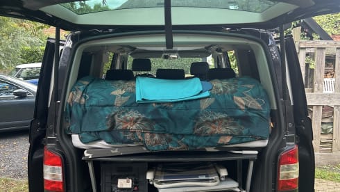 Tom – 4-person Volkswagen campervan from 2006