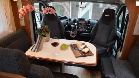 10 LMC T732 – Camper (2020) manual for 2 people