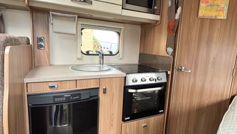 Hamish – Modern 4 Berth Motorhome Located in St Andrews, Scotland
