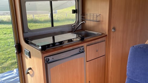 very nice compact 4 person camper