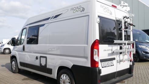 Carado 5.40 meter Buscamper, 2 sleeping - 4 seats.