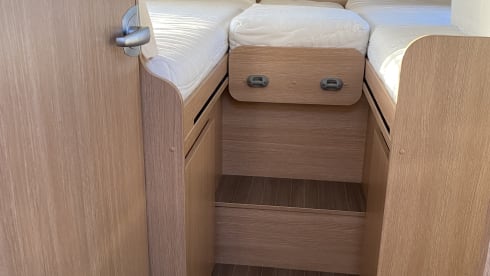 Corry – 5 person camper with electric lifting bed and length beds