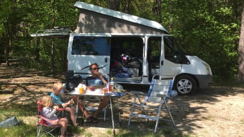 Sjaan – Auf Abenteuer mit dem komfortablen und umfangreichen Ford Nugget für 4 Personen!