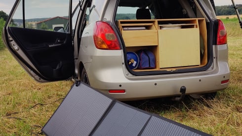 Toto – Micro Camper mit Dachzelt und Küchenbox