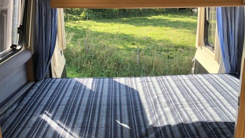 Compact and cozy camper 