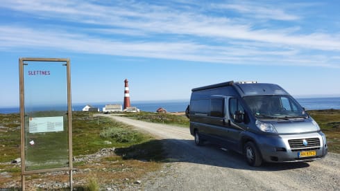 Compact bus camper for 2 adults and max. 2 small children
