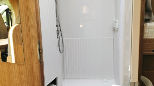 Libby – From 2022!! Good new 4 pers. camper with longitudinal beds and pull-down bed
