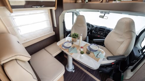 McLouis 1 Automaat – Premium Freedom! Modern Italian camper with single beds