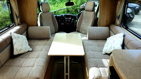 Wunderschönes, modernes, stilvolles 4-Bett-Wohnmobil zum Mieten!