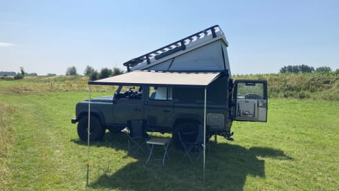 2p Land Rover Defender camper with lifting roof