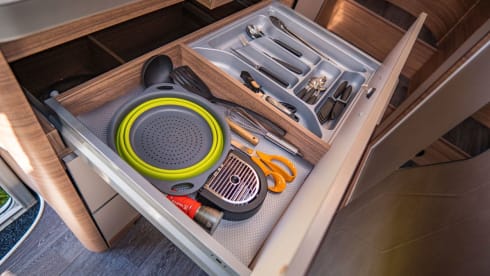 enjoycamper2 – KNAUS VAN TI 650 MEG PARTIALLY INTEGRATED TOP EQUIPMENT IDEAL FOR COUPLES